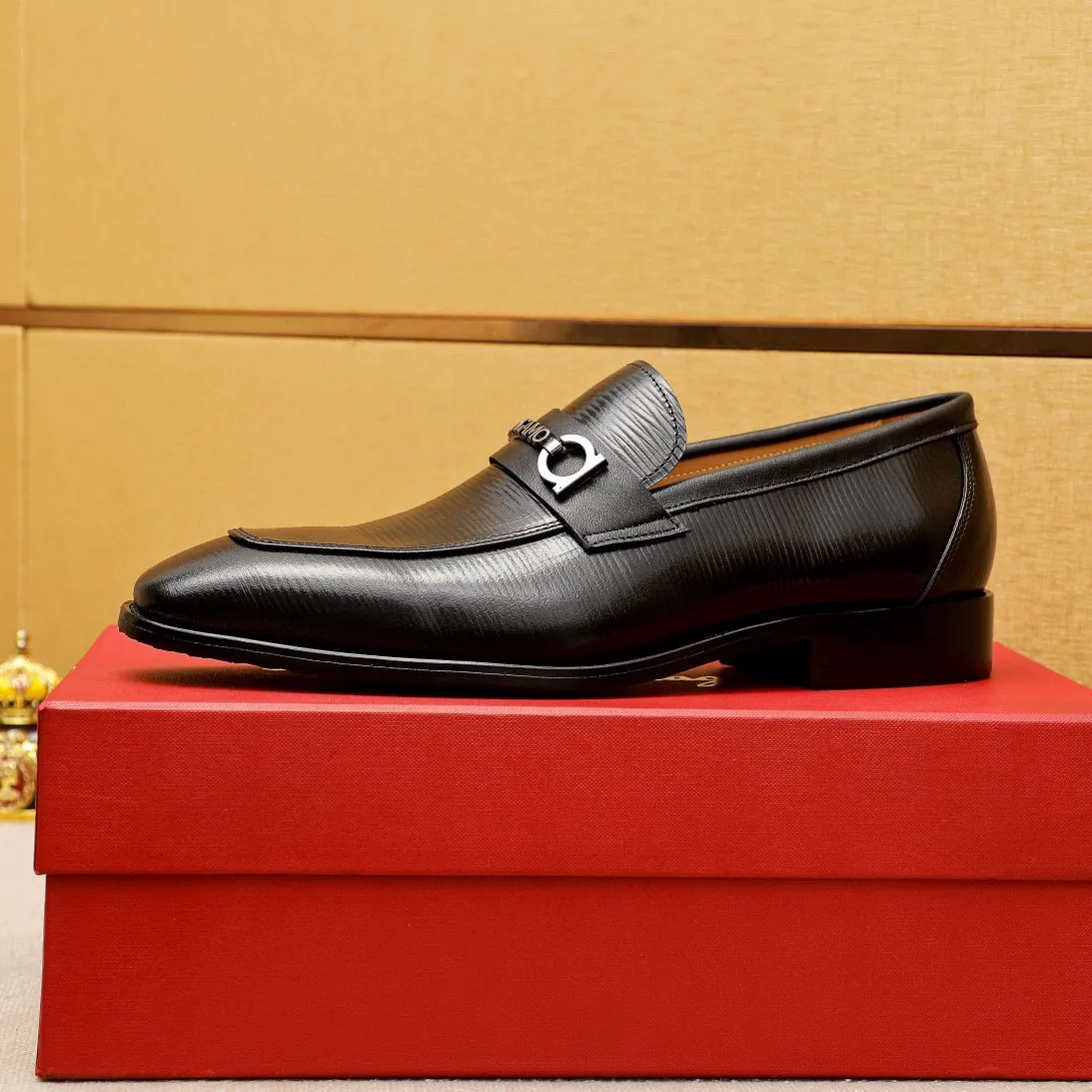 Men's shoes 💰460 💐 Product trademark: Ferragamo "Ferragamo" casual leather shoes Regular size: 38-44 (45.46🉑️customized) Product materials: Selected imported first-layer calfskin embossed upper + luxury hardware buckle, imported water-dyed cow leather lining. Strong three-dimensional visual effect, original outsole color: 1⃣️color optional